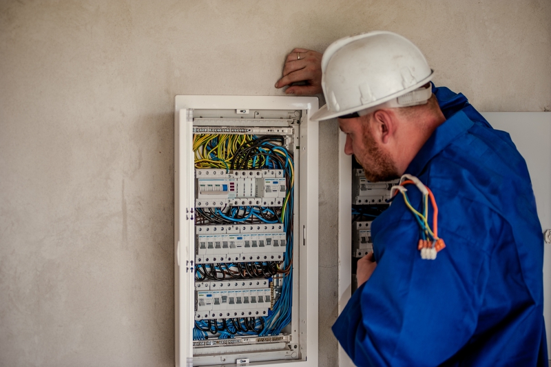 electricite-HYERES-min_electrician-2755683